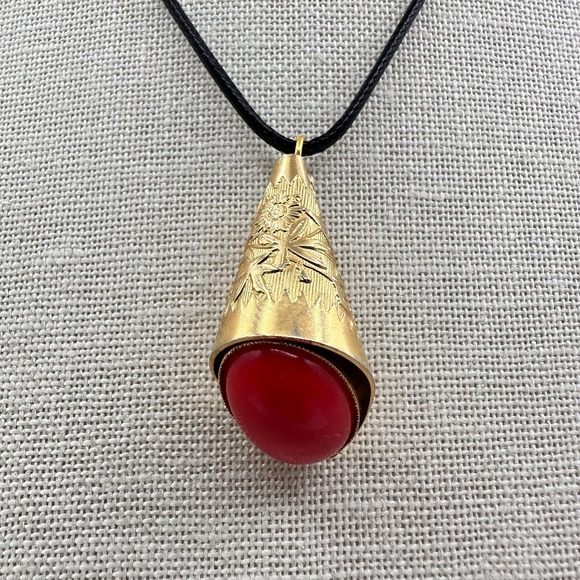 Jewelry - Vintage Y2K Etched Floral Red Cabochon Gold Tone Necklace Women's Jewelry